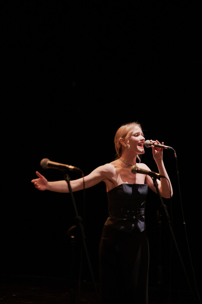Dettaglio-donna-palcoscenico