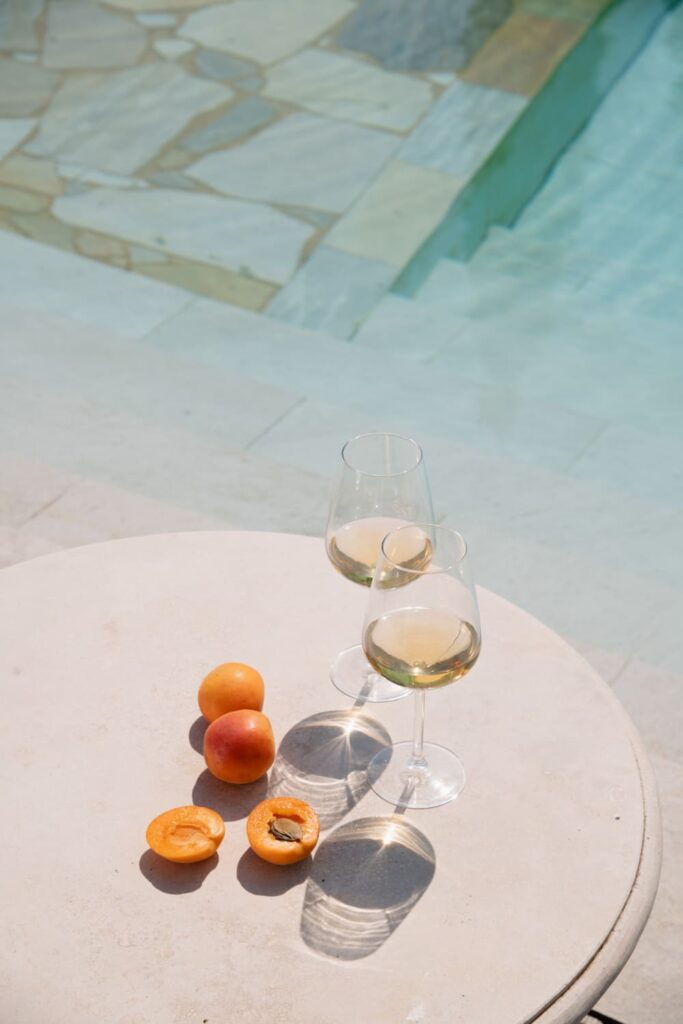 Tavolo-Piscina-Vino-Albicocche